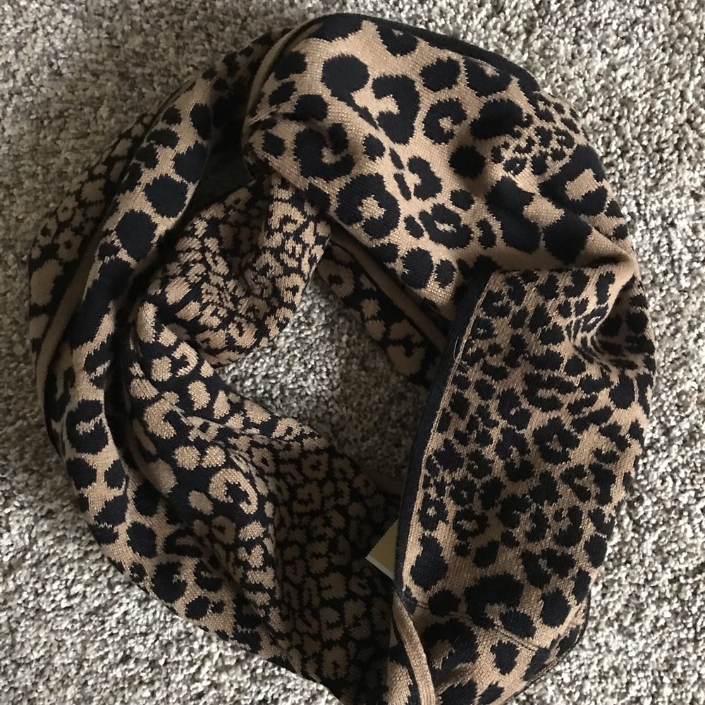 MK infinity scarf